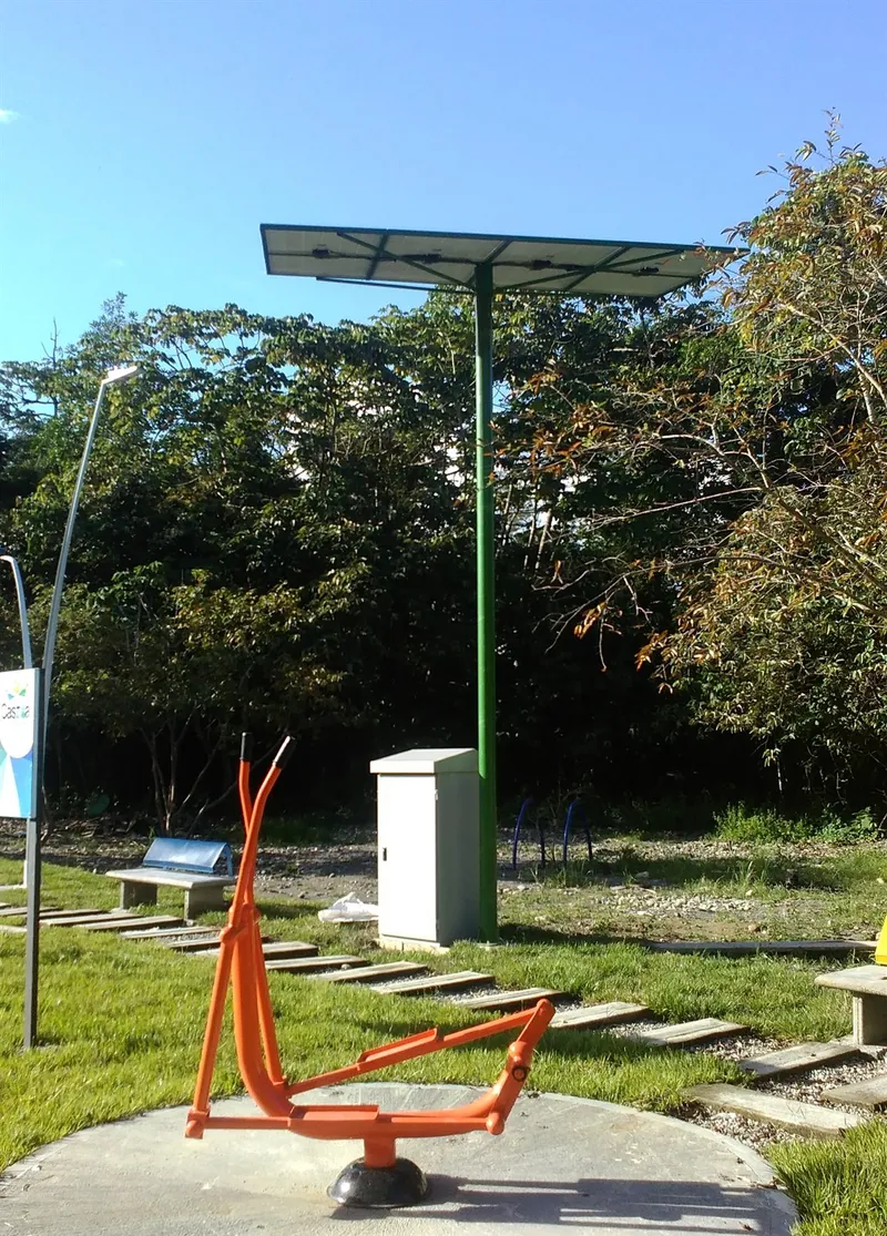 Pérgola solar junto al gimnasio al aire libre y una de las luminarias LED que alimenta