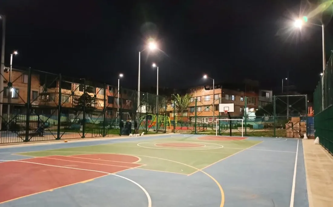Canchas del parque Miravalle iluminadas de noche con luminarias LED