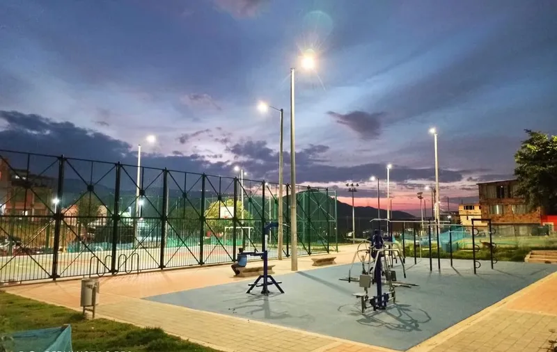 Gimnasio al aire libre del parque Miravalle iluminado al atardecer