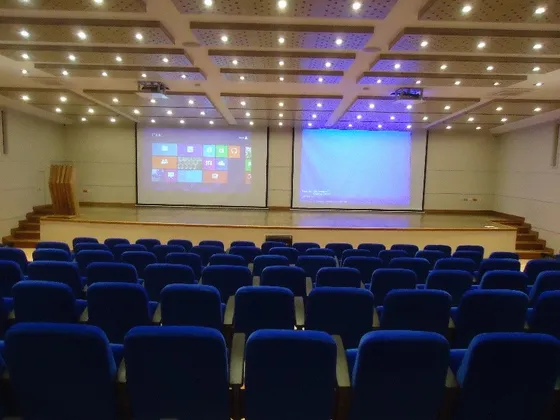 Auditorio de la UNAD Pamplona con butacas azules, podio e iluminación instalada