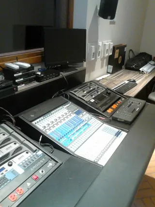 Consola de control instalada en la cabina del auditorio de la UNAD Pamplona