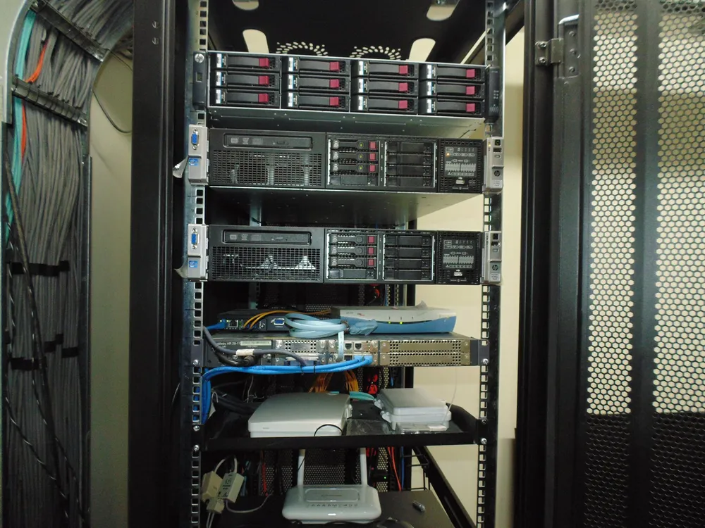 Rack de servidores HP ProLiant de la UNAD Pamplona con switches, router y fibra óptica