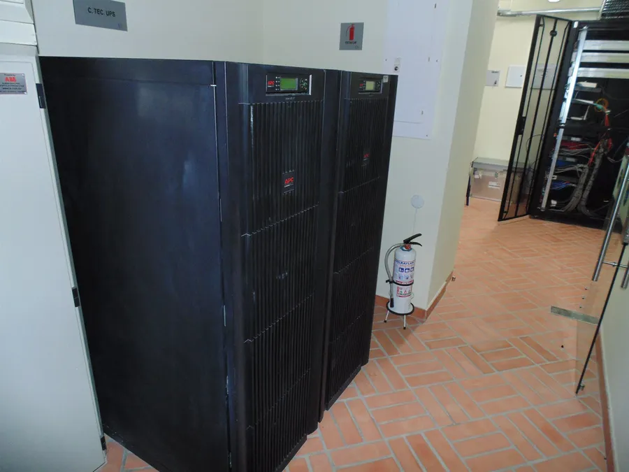 Cuarto técnico de la UNAD Pamplona con dos UPS APC Smart-UPS VT instaladas por ANGELNET